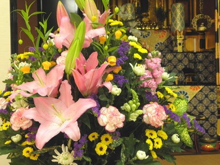 四十九日法要のお供え花を寺に持っていく場合の相場は 我が家の場合 嫁マナー