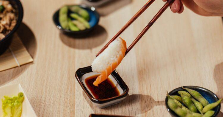 お寿司は横に倒して醤油をつけると食べやすい